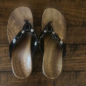 Vionic Black Flip Flop Sandals with Contoured Footbed